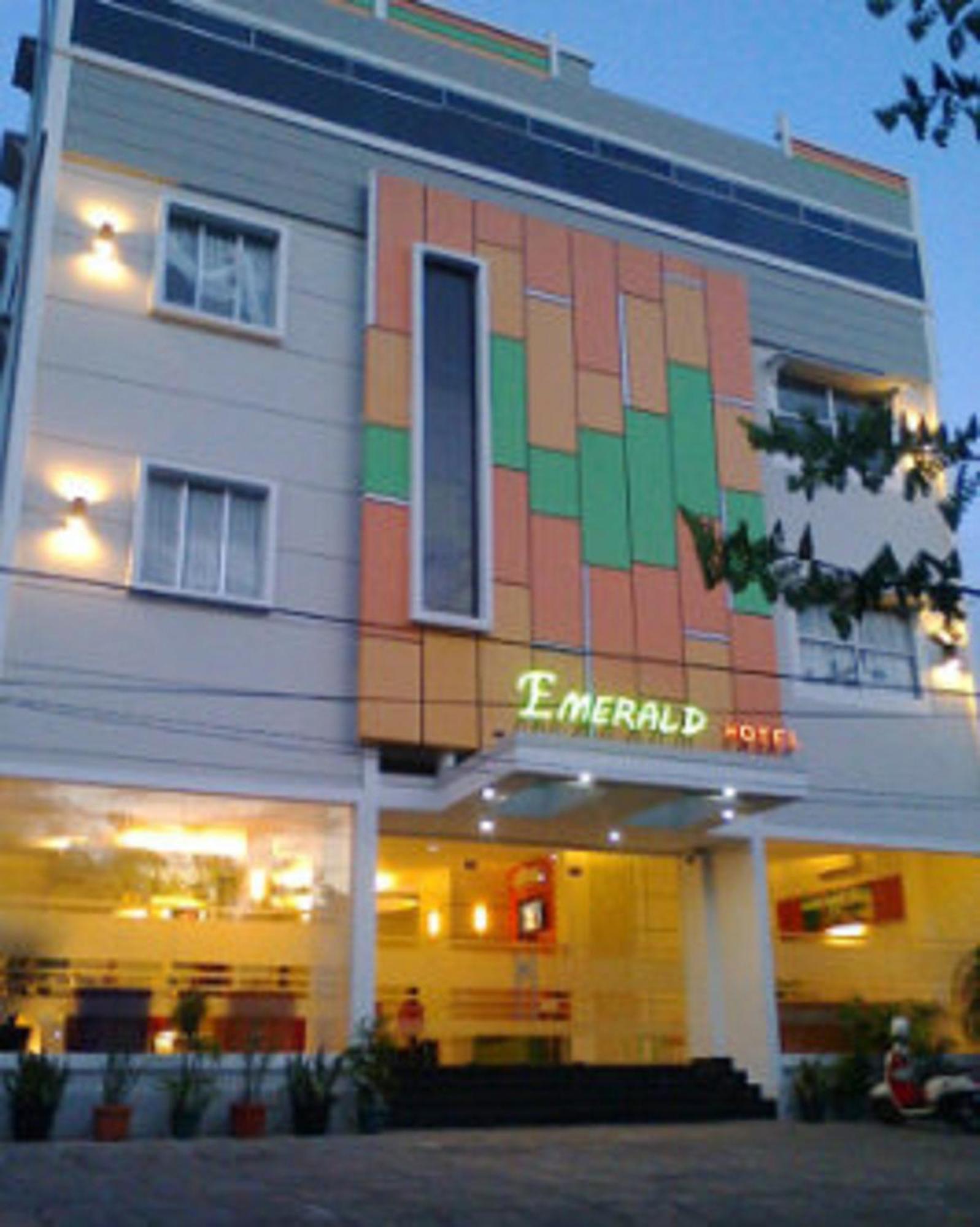 Emerald Hotel Ternate Bagian luar foto